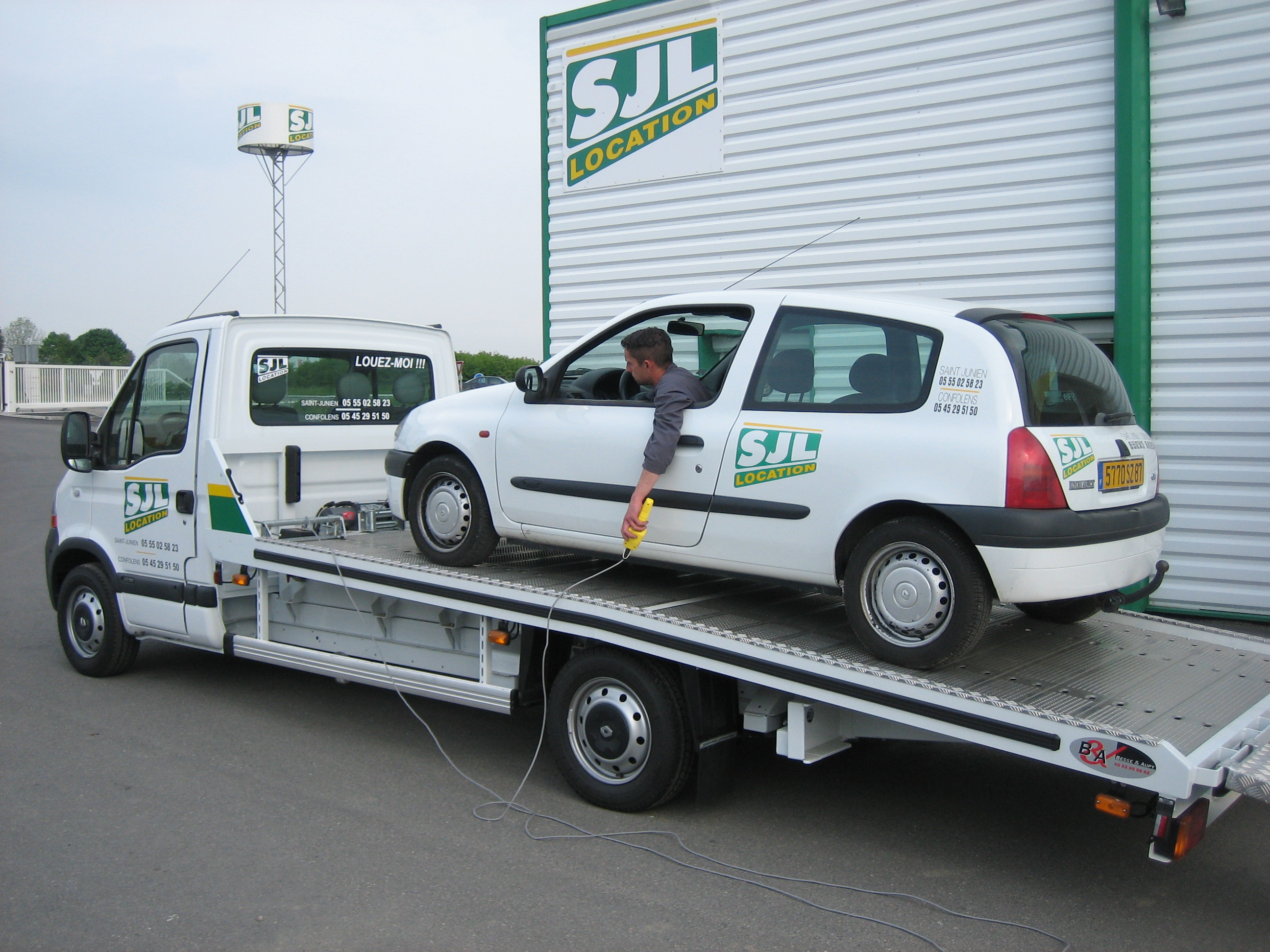 Dépanneuse avec plateau porte-voiture - SEIGLE LOCATION